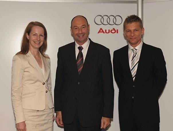 Staatssekretär im Ministerium des Innern des Landes Brandenburg (Mitte) mit den Geschäftsführern der CC WellCom GmbH Claudia Alexandrow-Armann (links) und Holger Abeln. Foto: Auto-Reporter/Audi